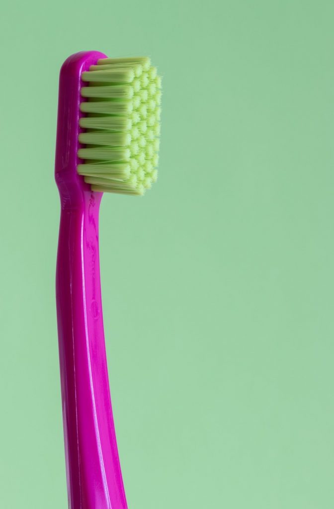 cepillo de dientes lila